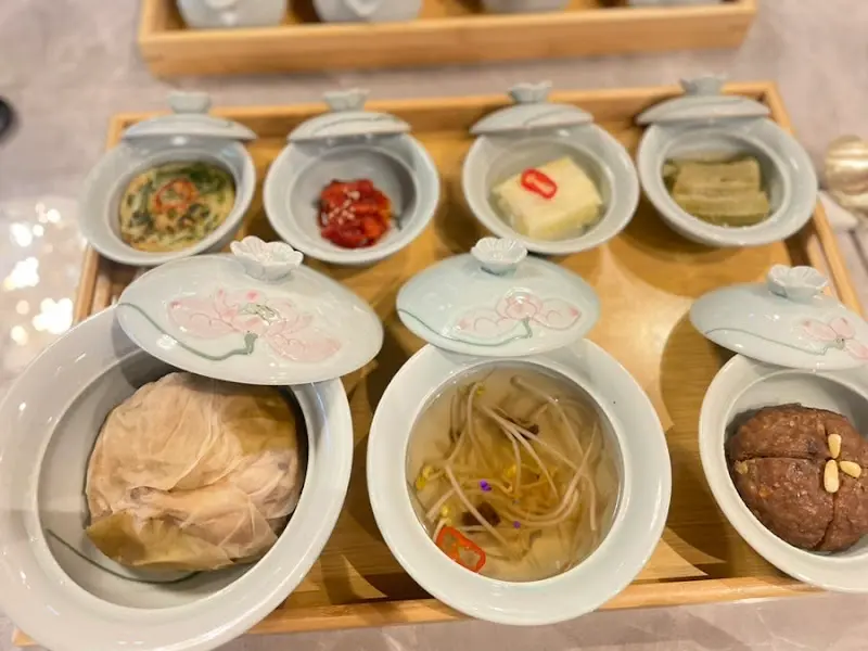 다양한 반찬들이 담긴 쟁반