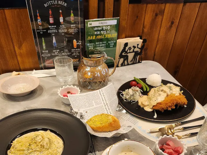 테이블 위에 놓인 음식들