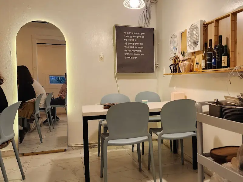 아늑한 분위기의 기적 내부