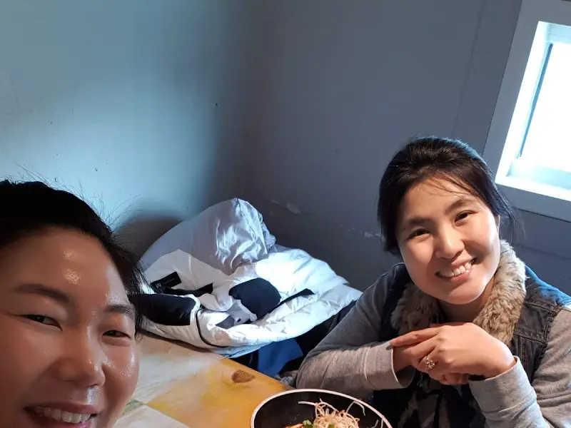 밝은 미소가 인상적인 손님들