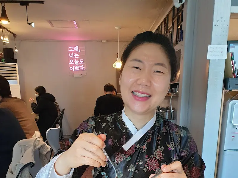 만족스러운 식사를 즐기는 손님