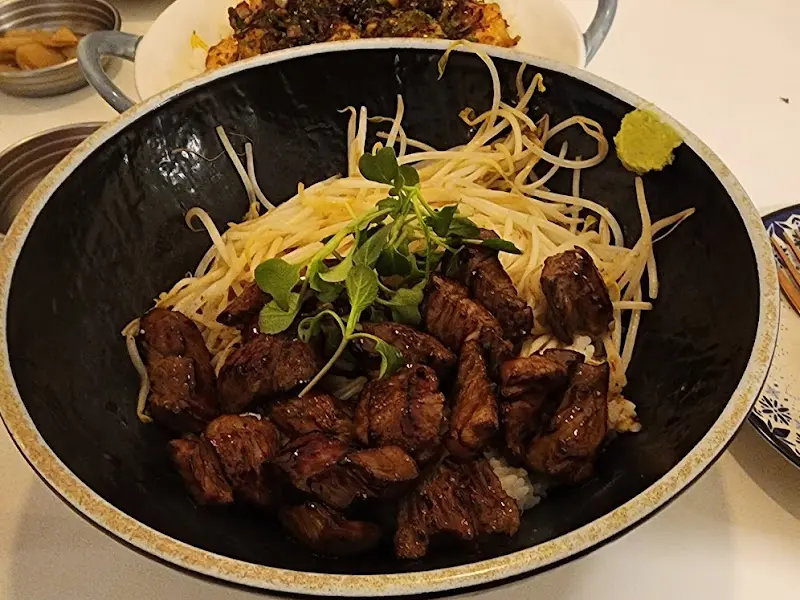 매콤 목살 덮밥의 비주얼