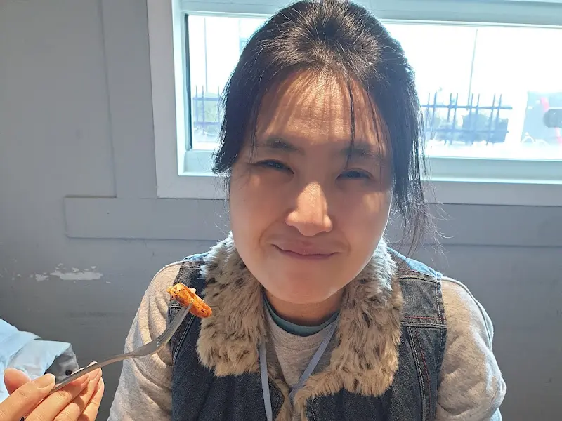 음식을 음미하는 손님