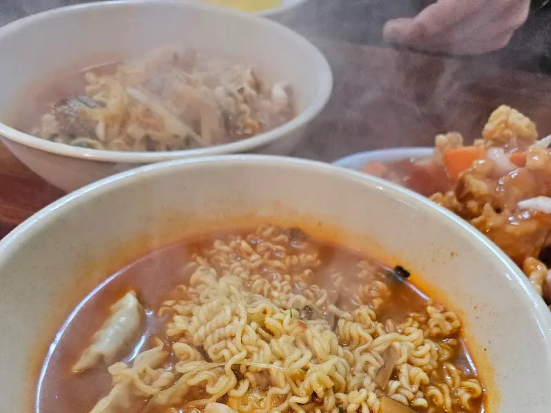 김이 모락모락 나는 라면