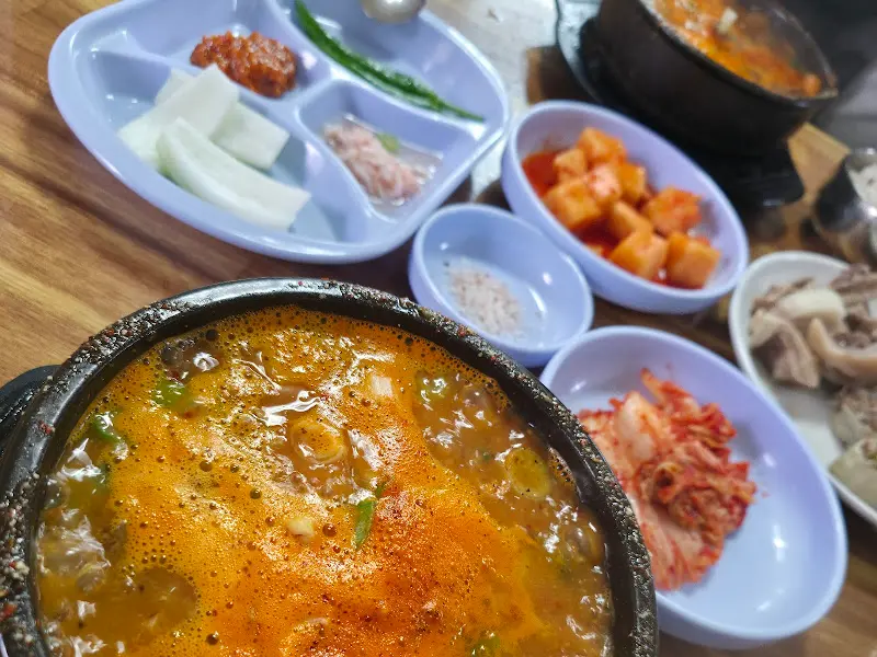 뚝배기에 담겨 보글보글 끓는 순대국밥