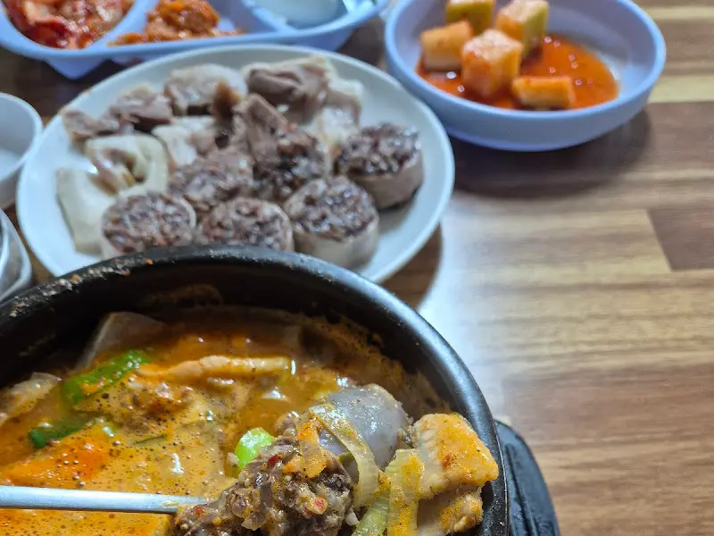 순대 정식과 순대국밥이 함께 놓인 테이블