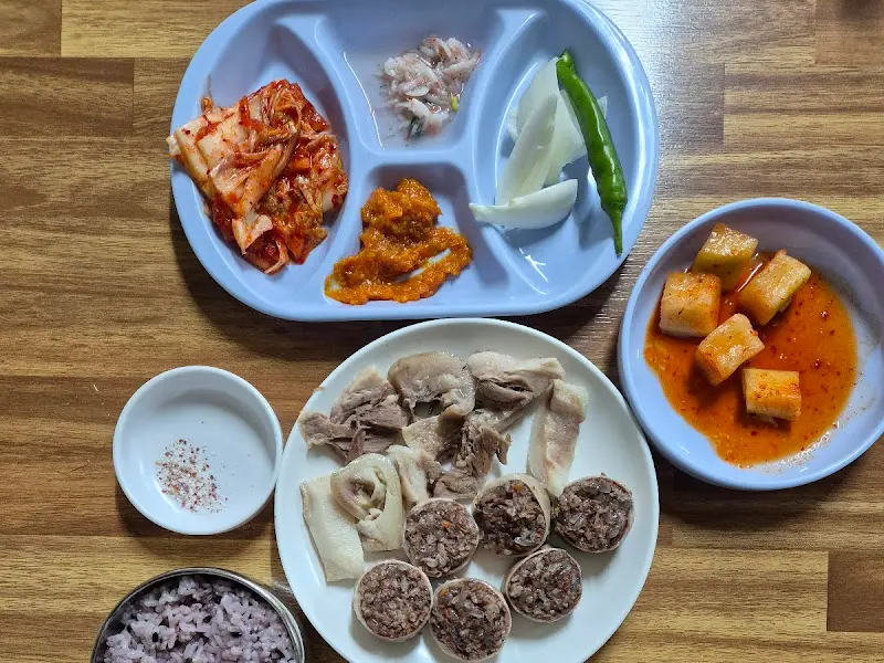 다양한 반찬과 순대, 수육