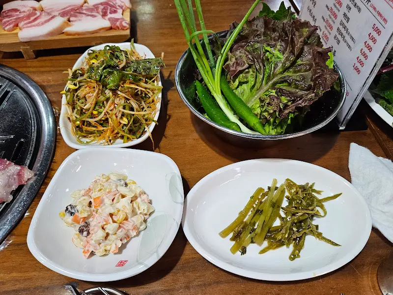 다채로운 쌈 채소와 밑반찬