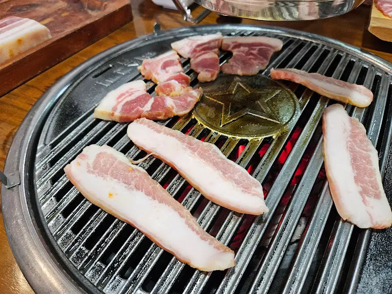 불판 위에서 익어가는 삼겹살