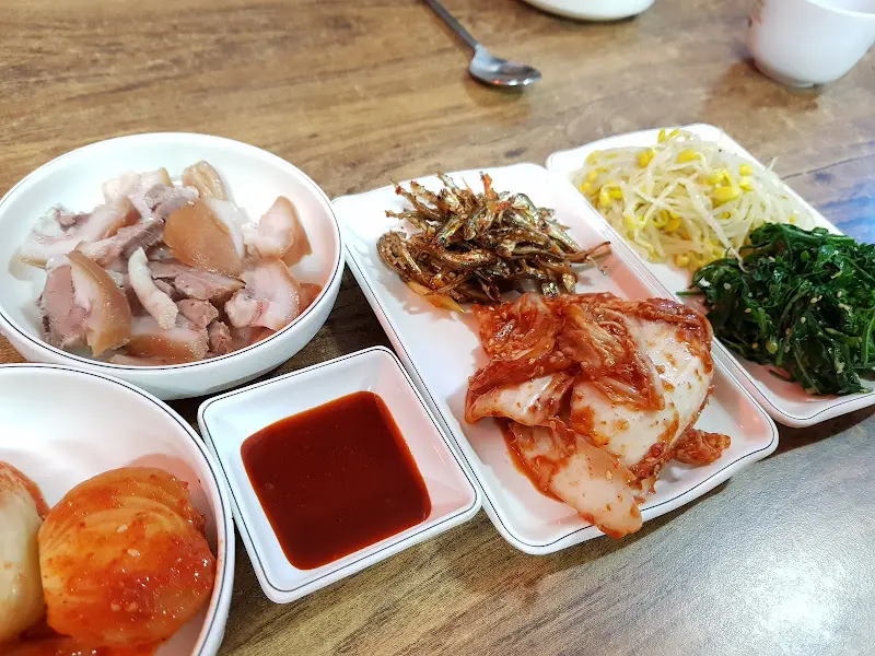 윤기가 흐르는 맛있는 수육과 밑반찬