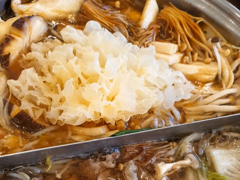 다양한 버섯이 가득 들어간 전골