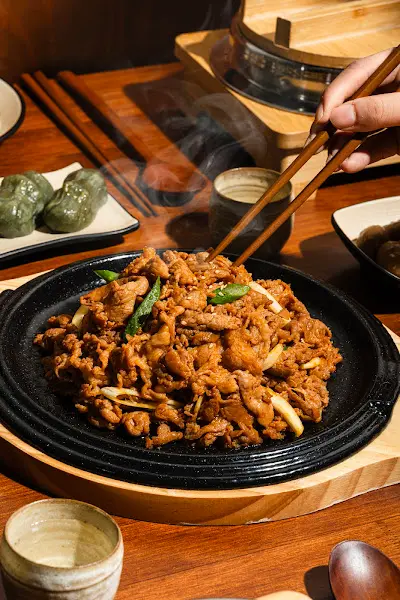 맛있는 제육볶음을 쌈에 싸서