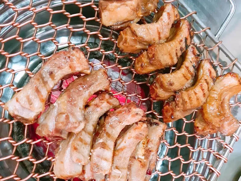 숯불 위에서 익어가는 등갈비