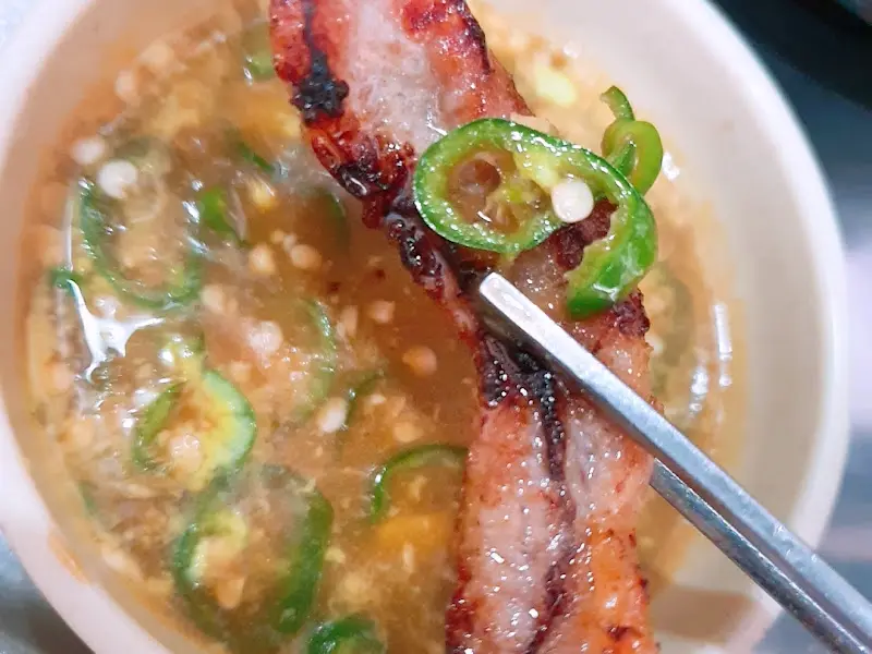 특제 소스에 찍어 먹는 등갈비