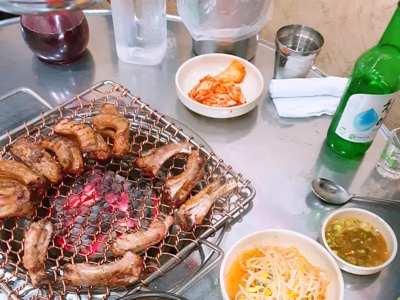 숯불 위에서 맛있게 익어가는 등갈비