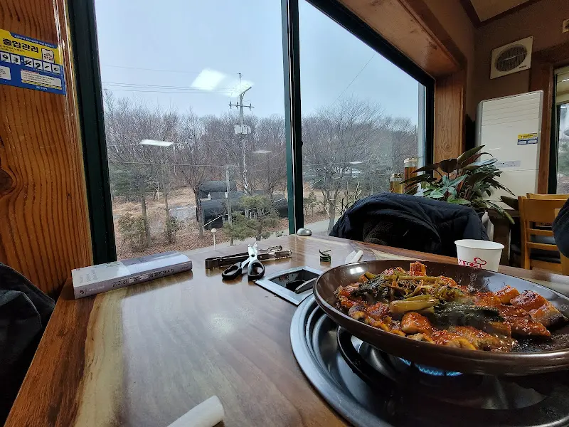 창밖 풍경이 보이는 테이블