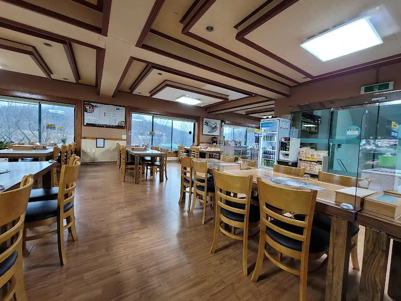 넓은 식당 내부