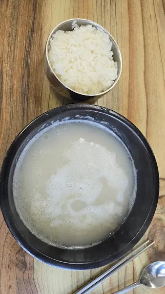 깔끔하게 비워진 곰탕 그릇