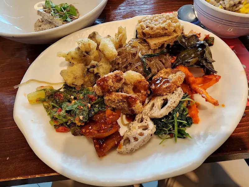 다양한 뷔페 메뉴