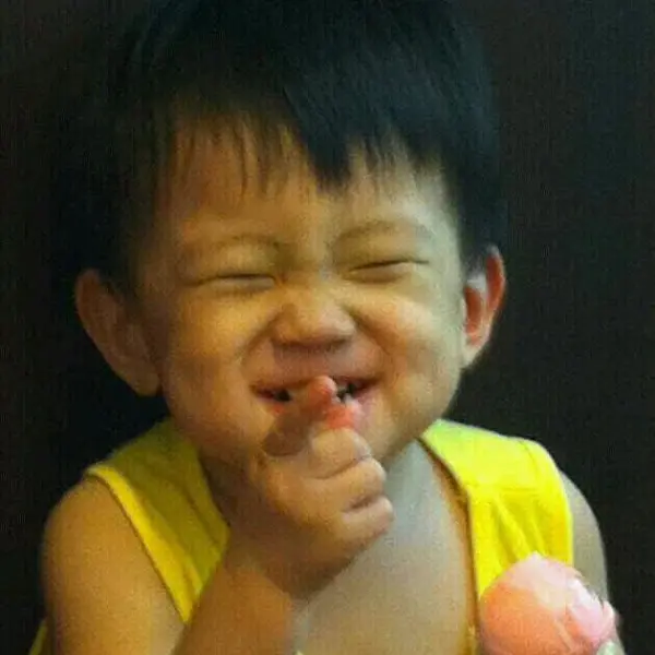 곰탕을 맛있게 먹는 아이