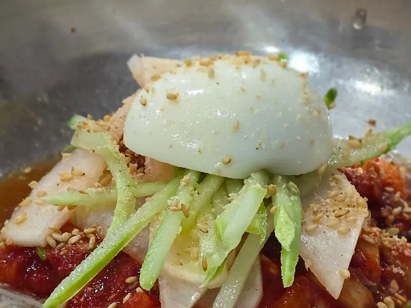 물냉면 위에 올려진 고명