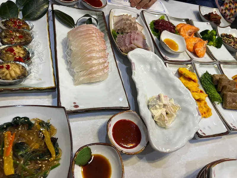 싱싱한 회와 해산물이 담긴 접시