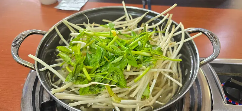 미나리와 팽이버섯이 듬뿍 올라간 생복탕