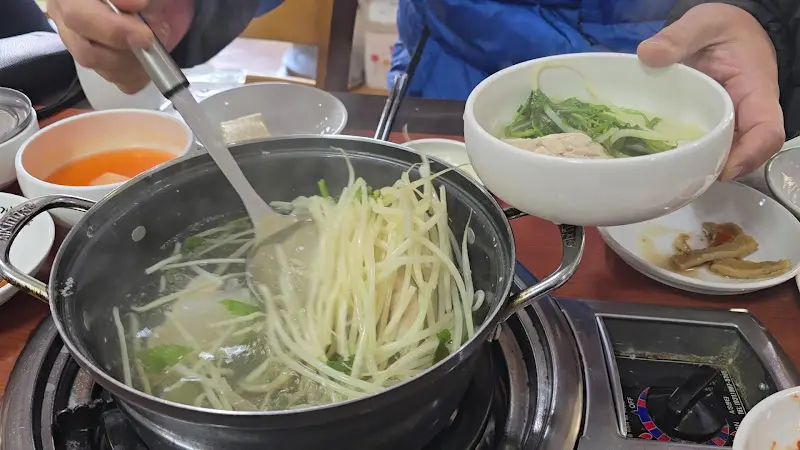 국자로 생복탕을 뜨는 모습