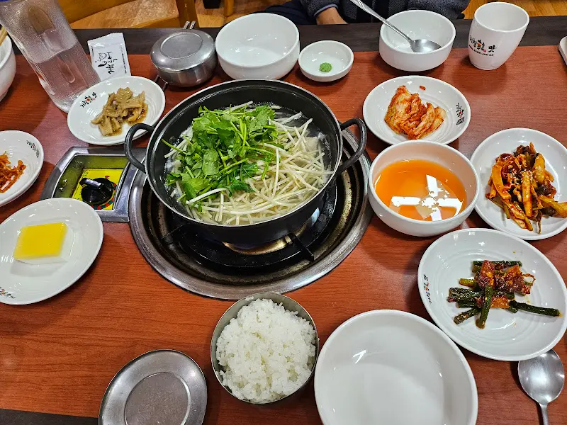 한상 가득 차려진 생복탕