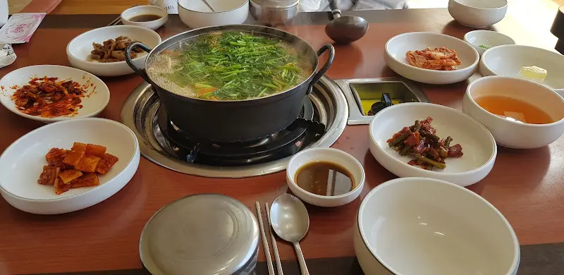 다양한 밑반찬과 생복탕