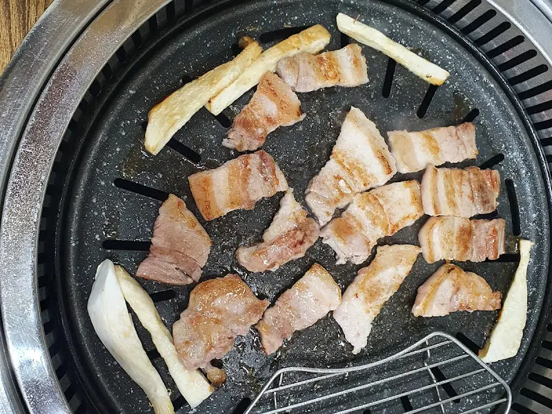 불판 위에서 익어가는 돼지갈비