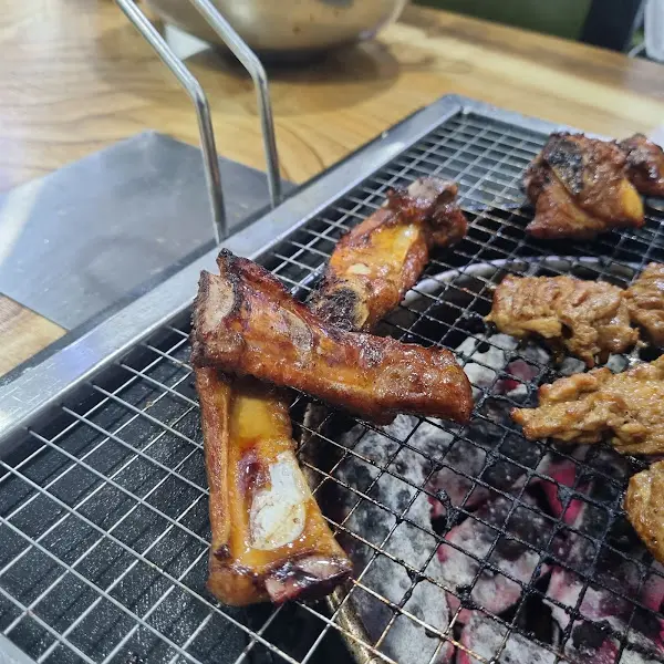 숯불에 구워지는 돼지갈비