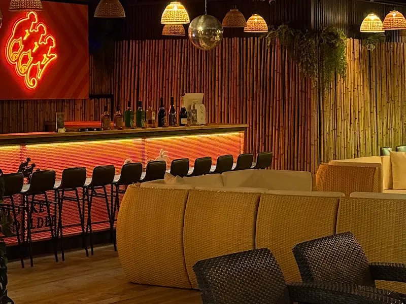 메타비치의 바 테이블과 라탄 소파 좌석