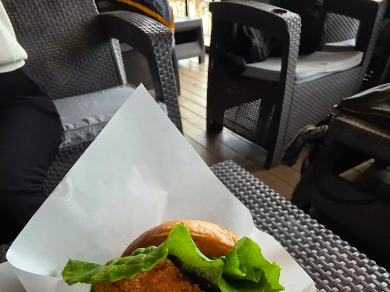 테이블에 놓인 햄버거