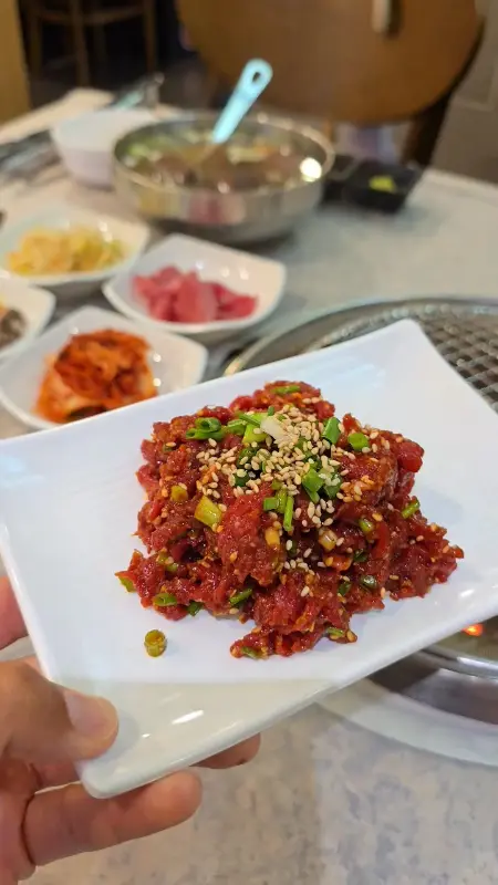 신선한 육회에 참깨가 뿌려진 모습