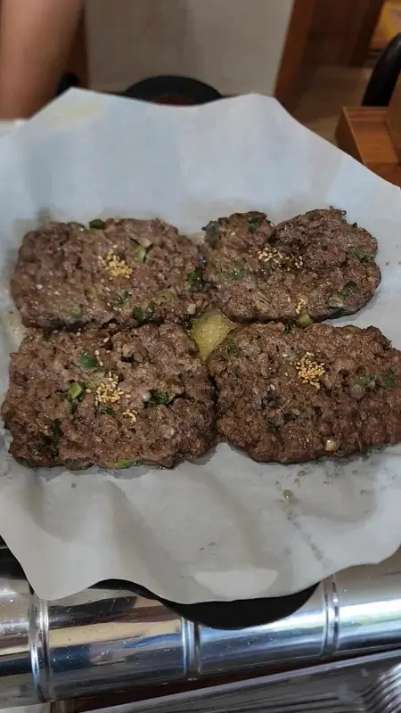 윤기가 흐르는 떡갈비