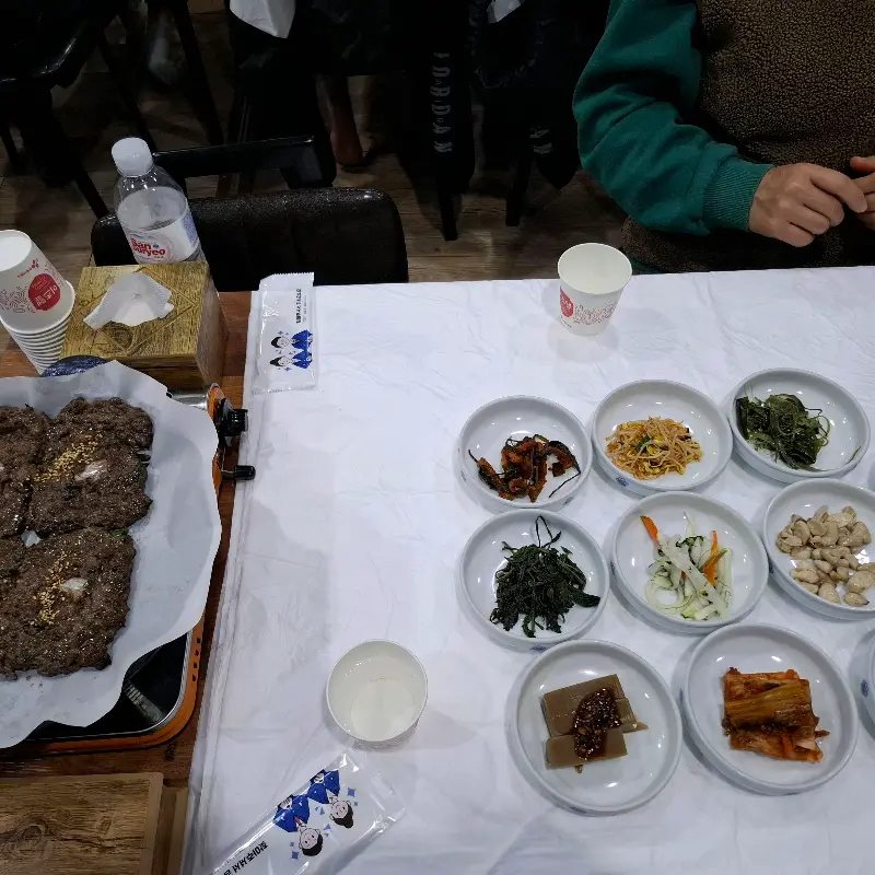 맛있는 떡갈비와 밑반찬