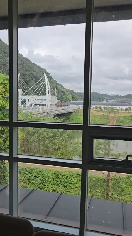 통유리창으로 보이는 괴강 뷰