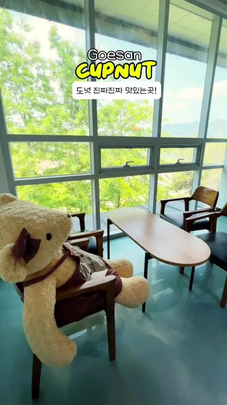 넓은 공간과 테이블