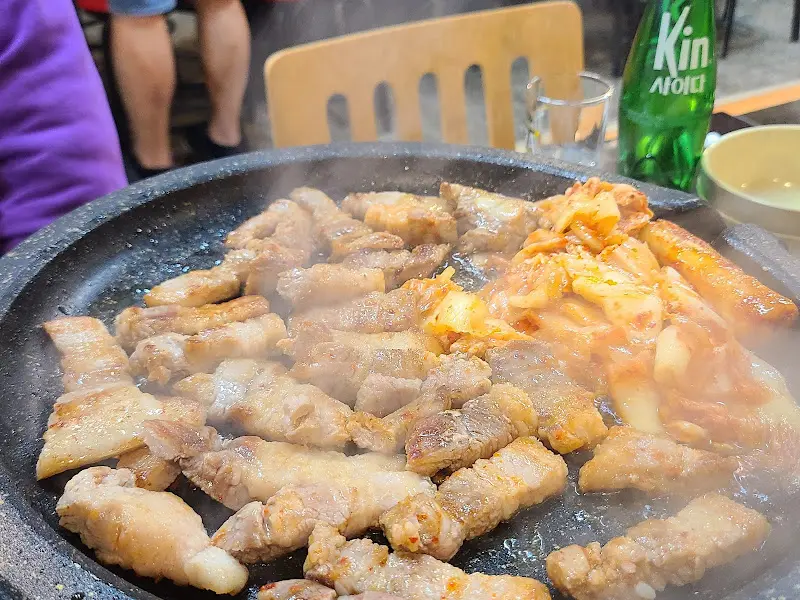 구워지는 삼겹살과 김치