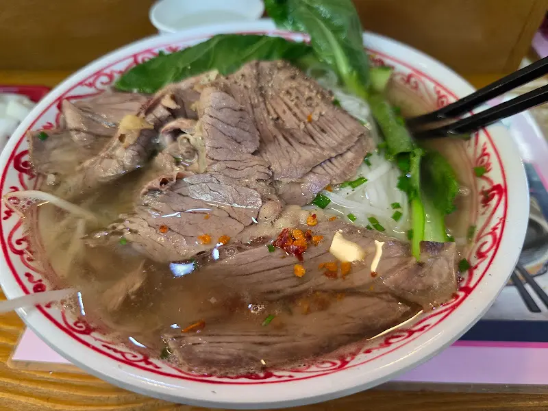 고기와 야채가 가득한 쌀국수