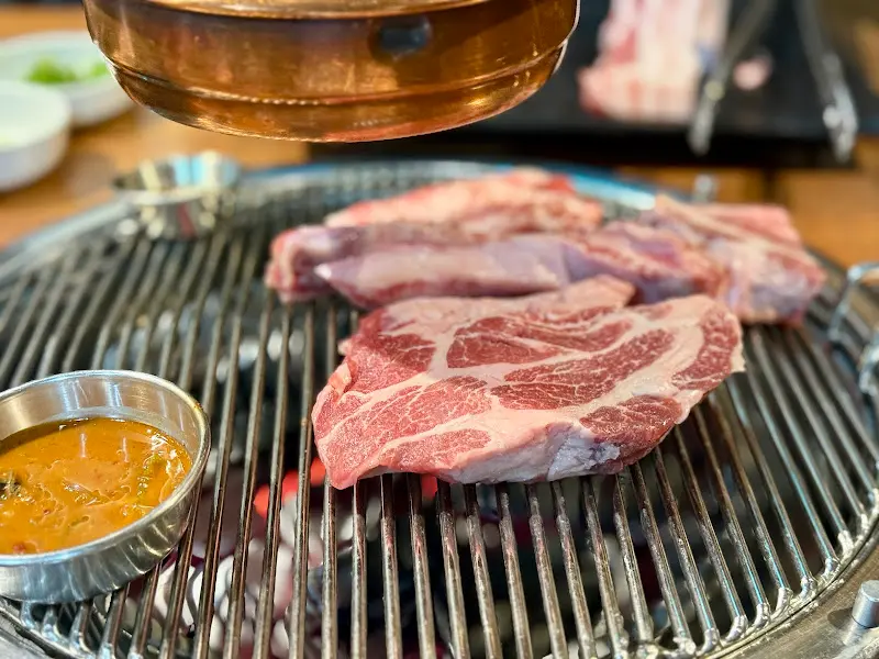 숯불 위에서 구워지는 꽃목살