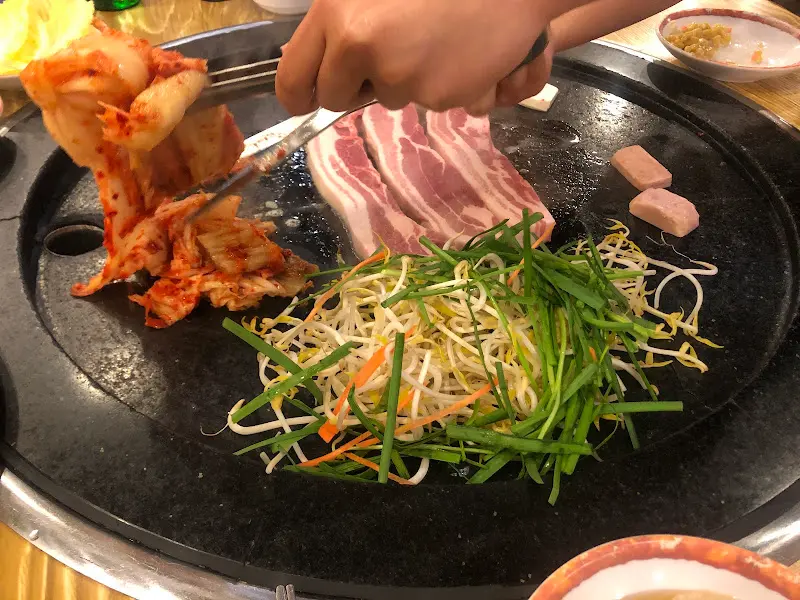 직원이 삼겹살을 굽고 있는 모습