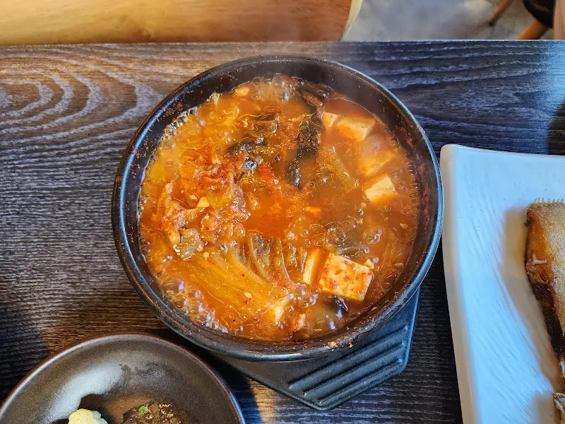 김치와 두부가 듬뿍 들어간 김치찌개