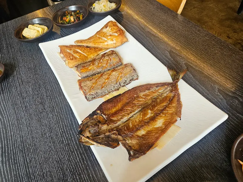 구워진 생선의 다양한 부위가 담긴 접시