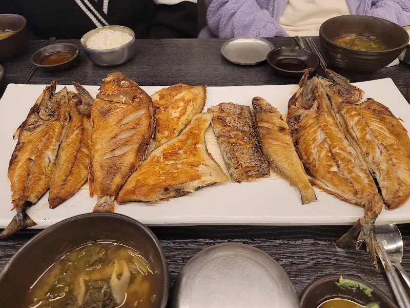 푸짐하게 차려진 생선구이 한상차림