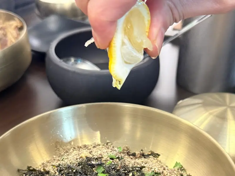 들기름 막국수에 레몬즙 뿌리기