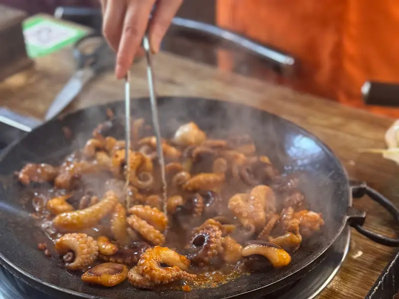 쭈꾸미 볶는 모습