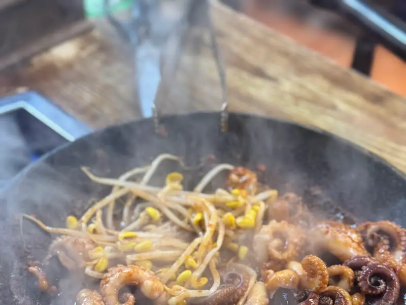 콩나물과 함께 볶는 쭈꾸미