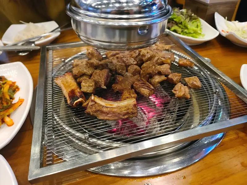 화로 위에서 맛있게 익어가는 돼지갈비